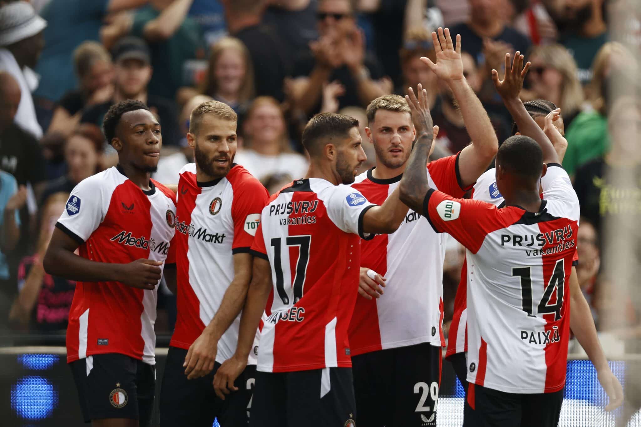 Antoni Milambo, Bart Nieuwkoop, Luka Ivanusec, Santiago Gimenez e Igor Paixao celebran el gol en el juego de Feyenoord vs Willem II de la Eredivisie 2024-25. PEC Zwolle vs Feyenoord