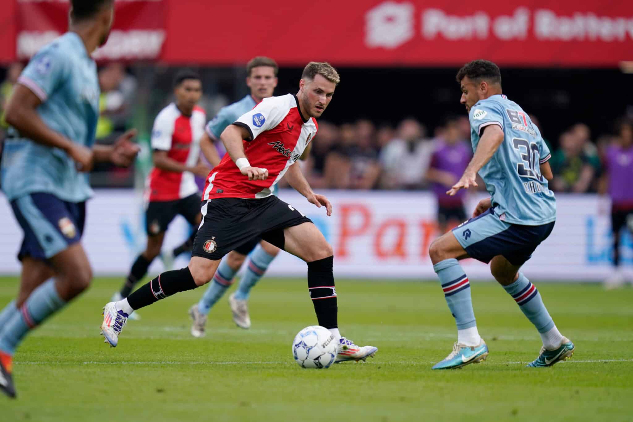 Santiago Giménez no fue tan contundente en el arranque de campaña con Feyenoord