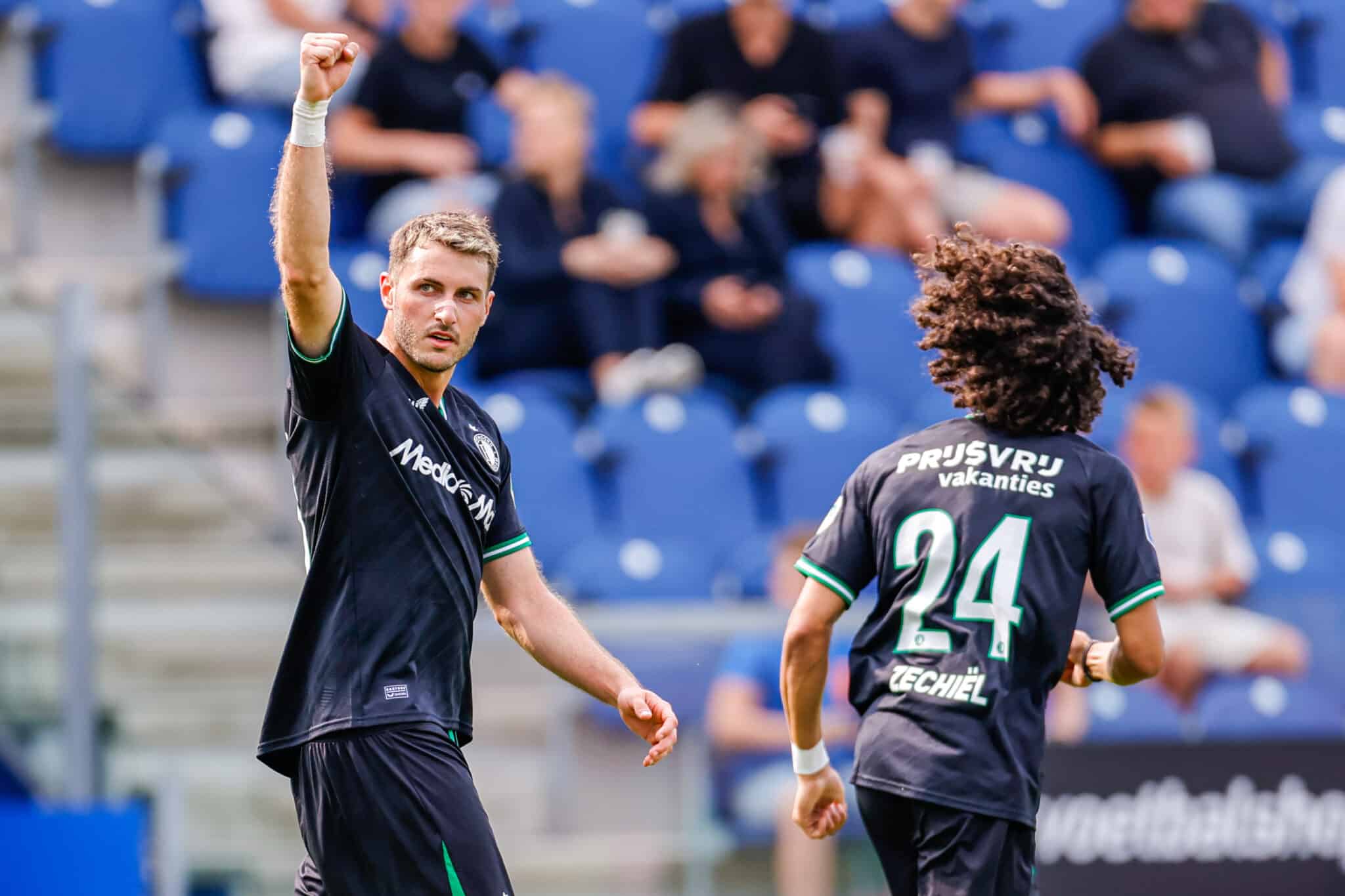 Santiago Gimenez celebra su gol en el juego PEC Zwolle vs Feyenoord en la Eredivisie 2024-25