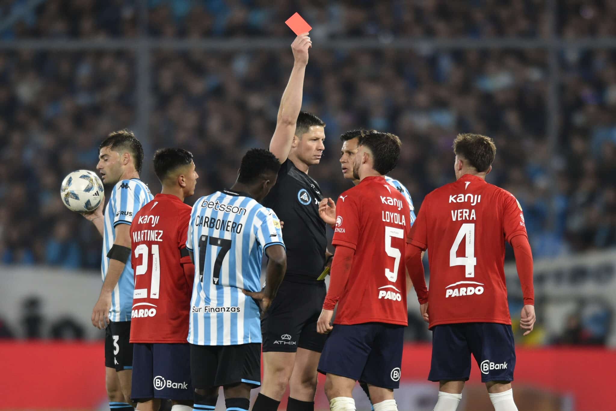 El clásico tuvo rojas, polémicas y memes, pero no goles.