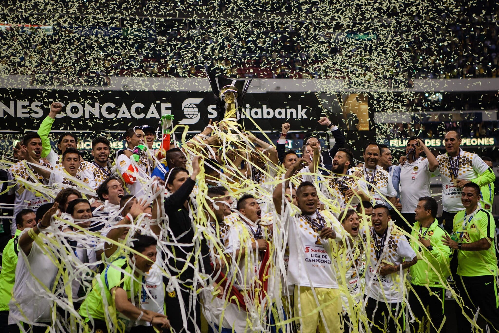 Jugadores del America celebran por ganar la Concachampions 2015-16 CONCACAF Champions League en el estadio Azteca. América vs Tigres