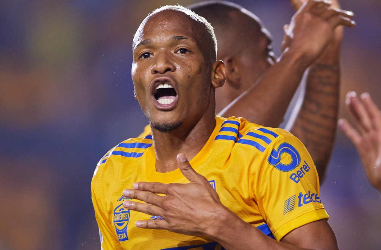 Luis Quiñones con Tigres UANL disputando un partido por Liga MX como locales en Monterrey
