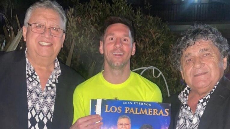 Lionel Messi junto a Los Palmeras