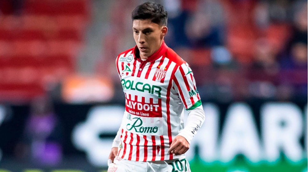 Heriberto Jurado jugador del Club Necaxa jugando por Liga MX en 2023