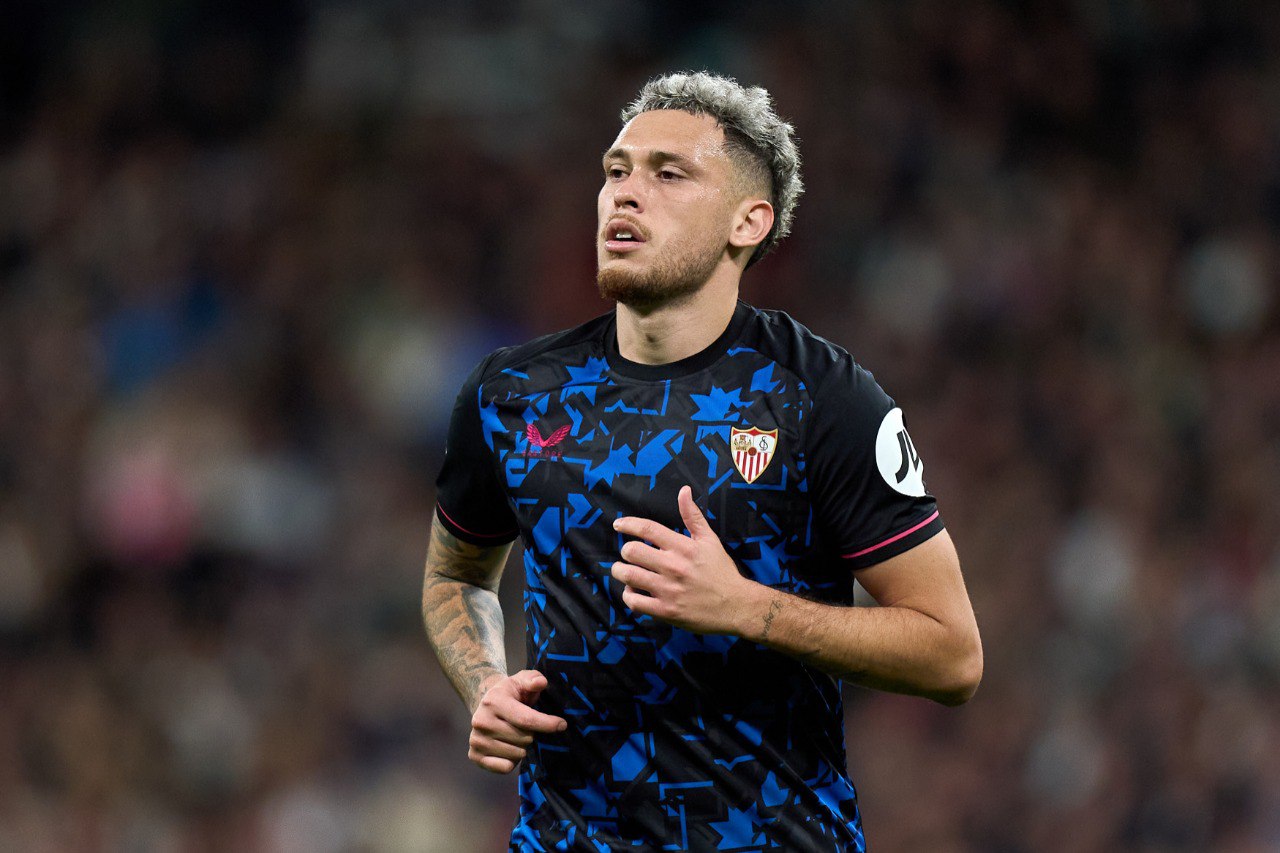 Lucas Ocampos entrenando con el Sevilla previo a disputar un partido. Cerca de ser el próximo refuerzo de Monterrey.