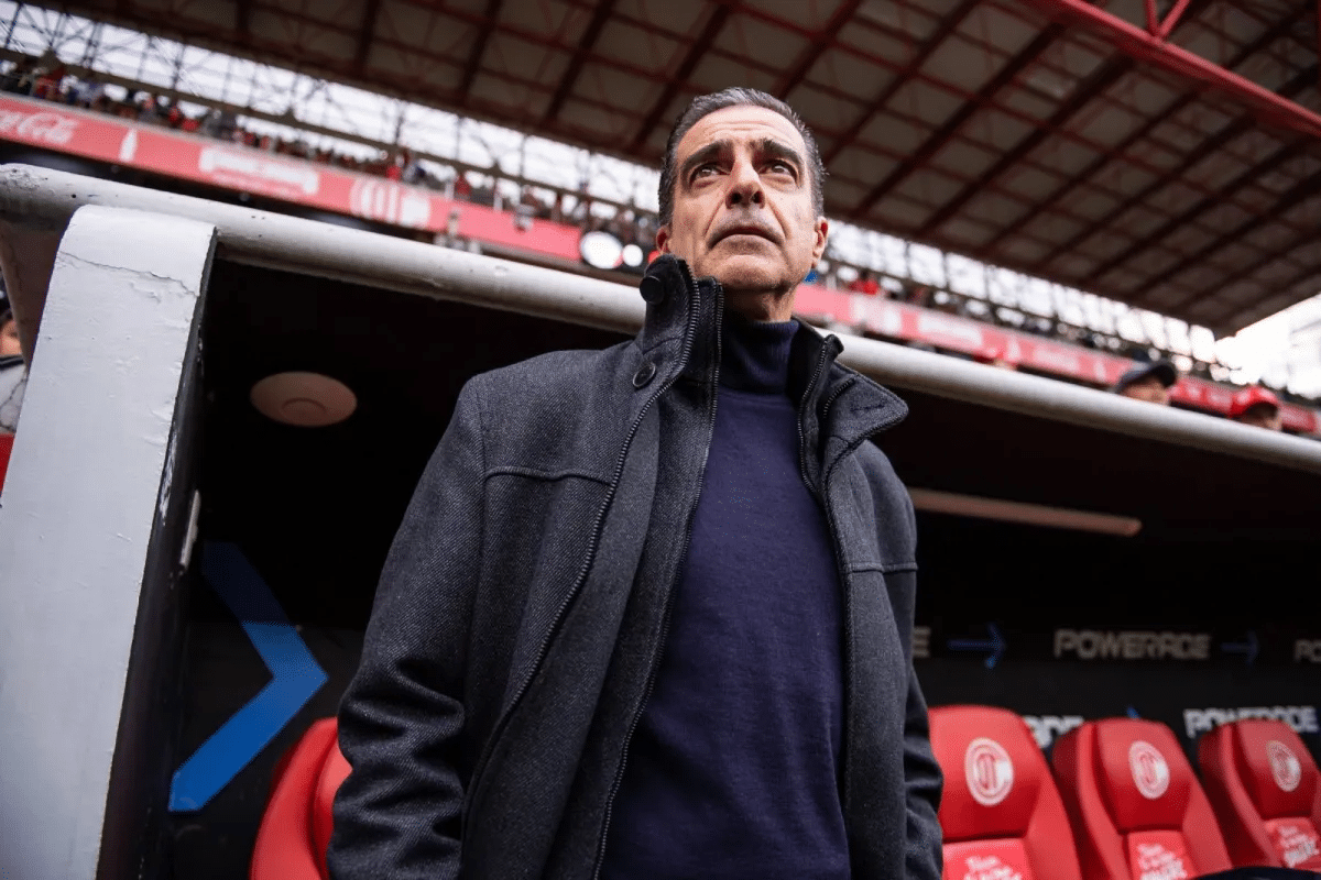 Renato Paiva dirigiendo con el Club Deportivo Toluca en Liga MX.