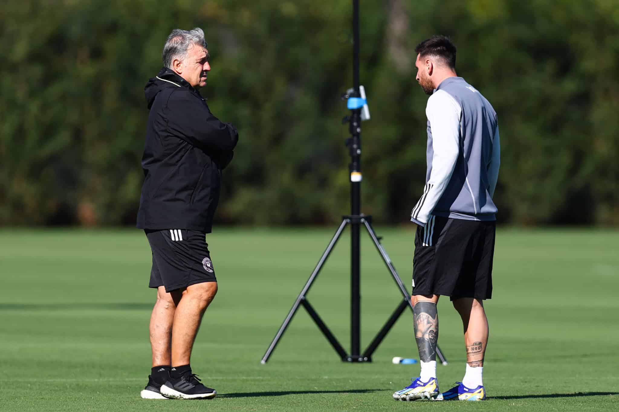 Lionel Messi habla con Gerardo Tata Martino