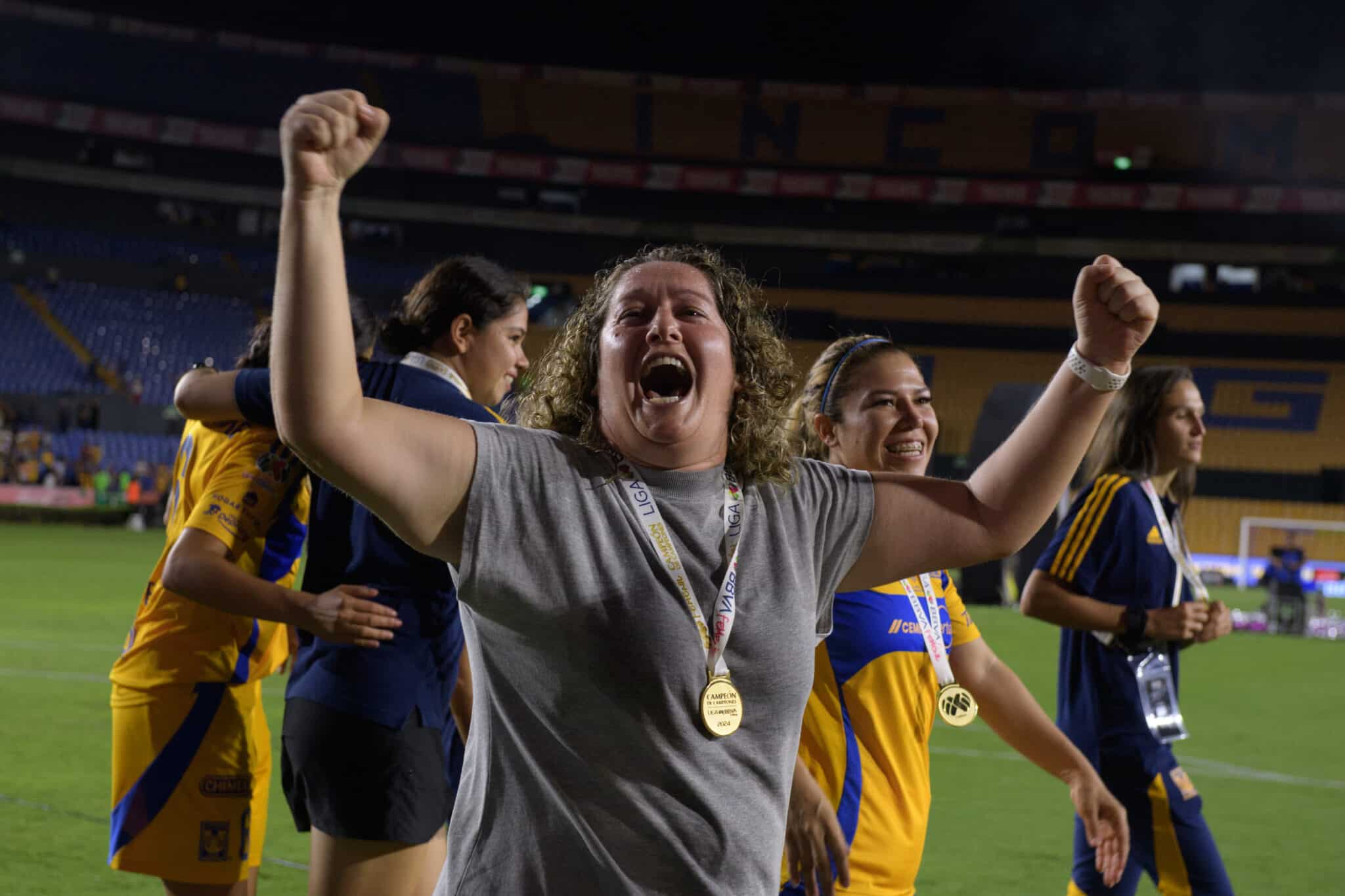 Milagros Martínez festejando el Campeón de Campeones con las Tigres.