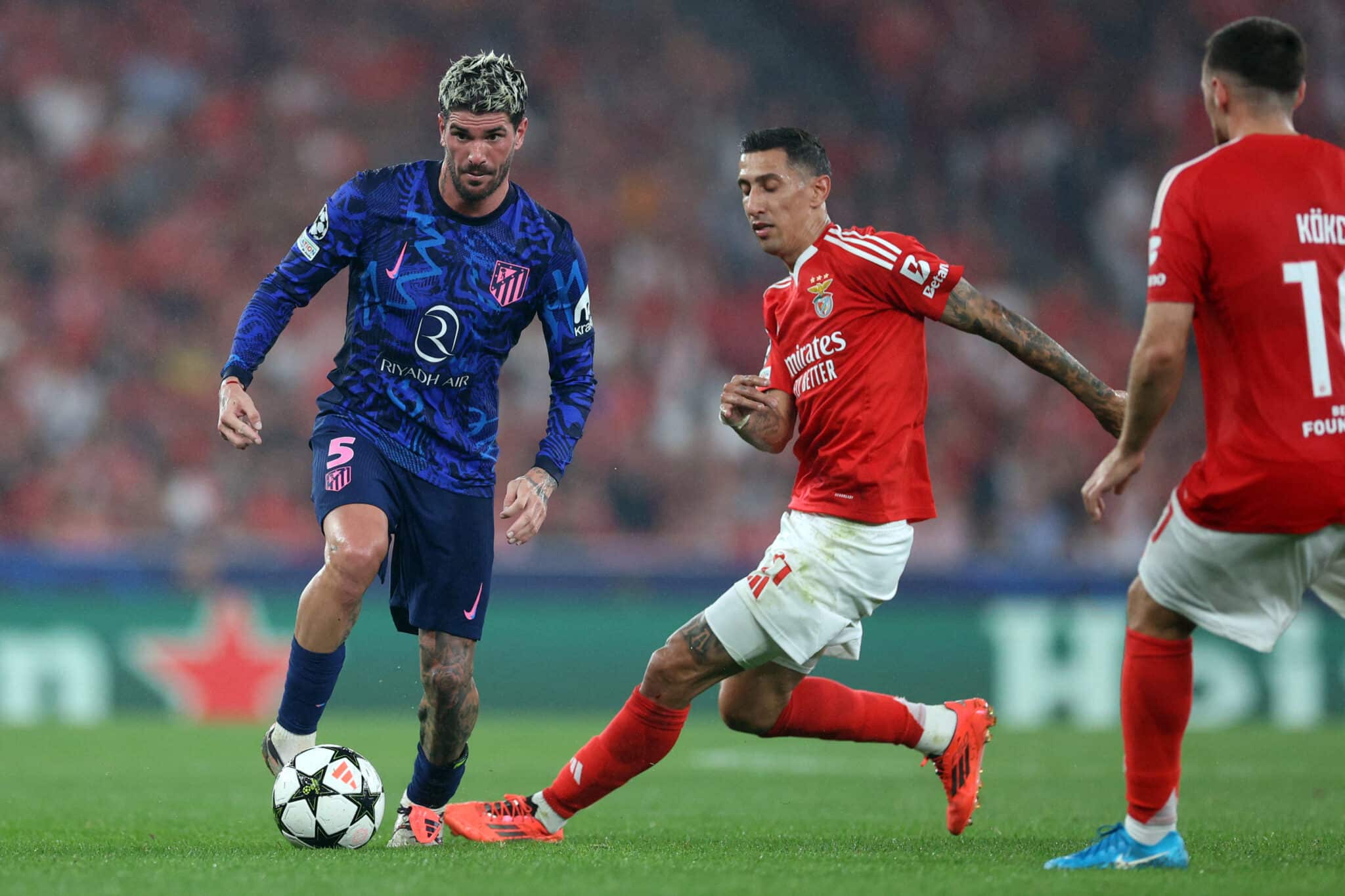 Ángel Di María se cruzó con Rodrigo De Paul en la Champions League