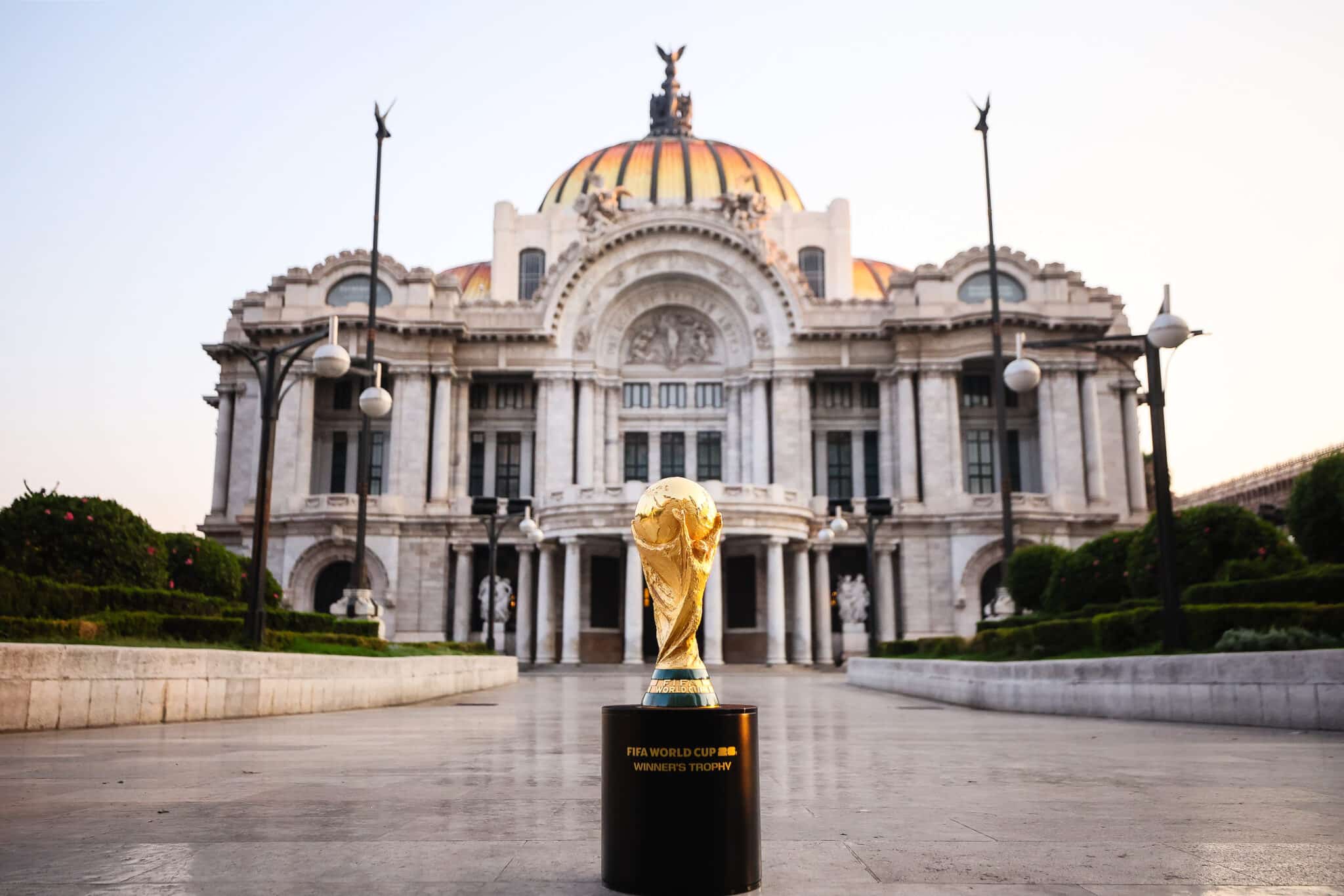 El trofeo de la FIFA en la plaza de Bellas Artes en la Ciudad de México.