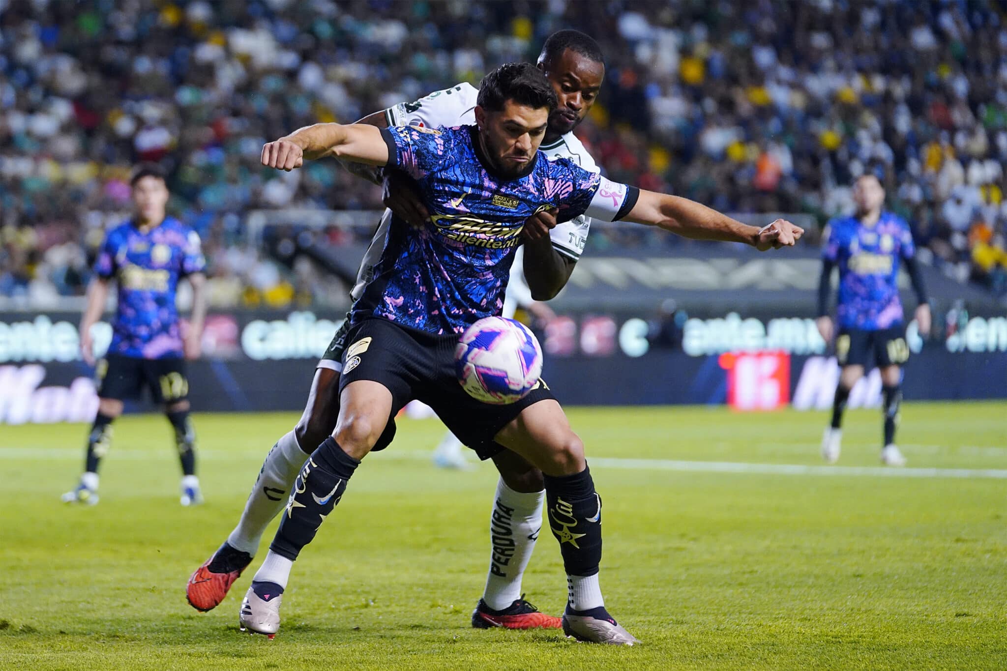 Henry Martín en el partido entre las Águilas del América y León.