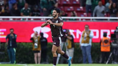 Raúl Jiménez con la playera de México
