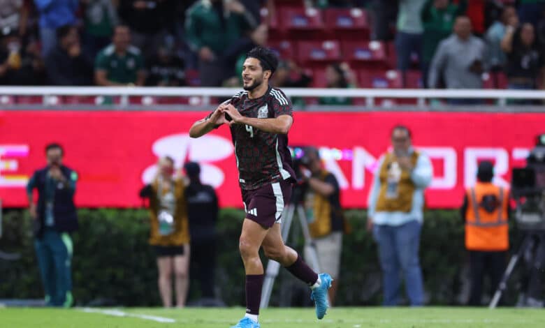 Raúl Jiménez con la playera de México
