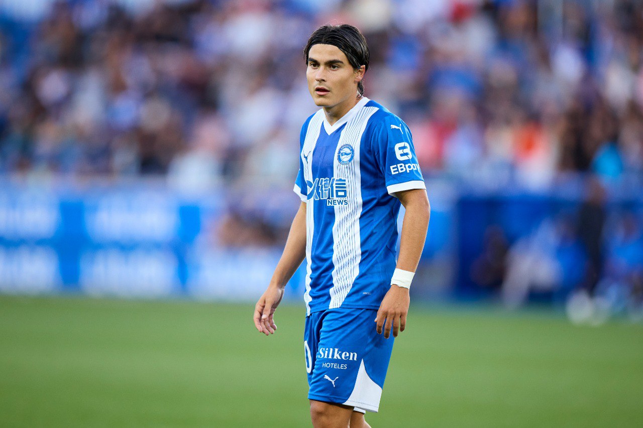 Luka Romero jugando con el Deportivo Alavés por La Liga 2024. Prospecto para representar a la Selección Mexicana.