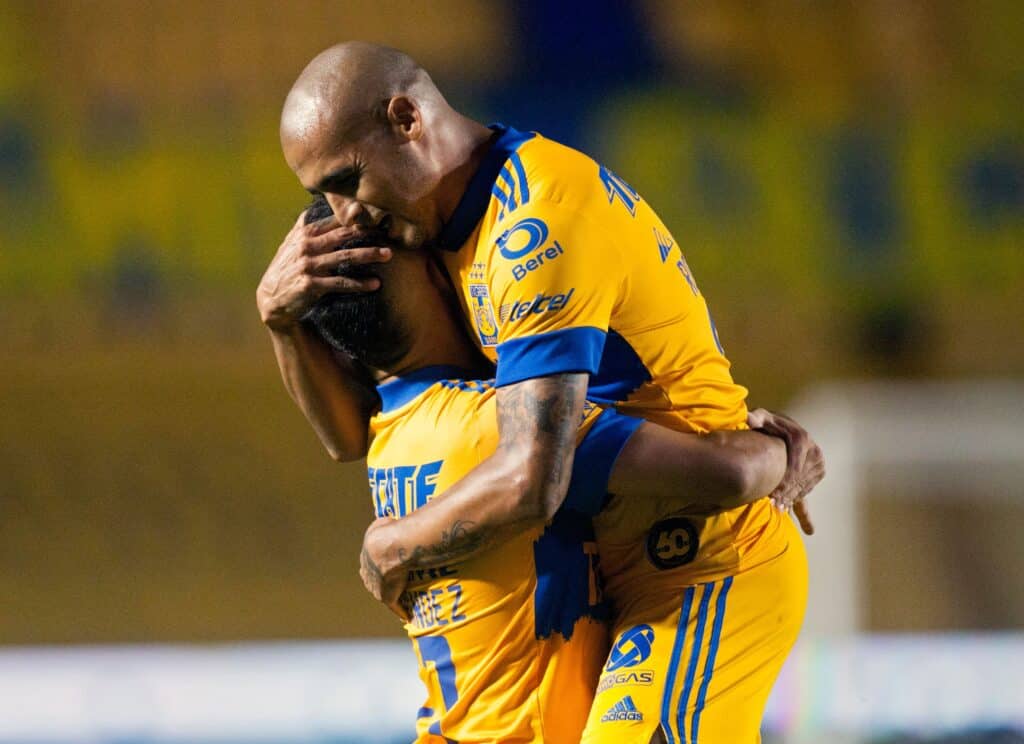 Luis Rodríguez con la playera de los Tigres en 2021