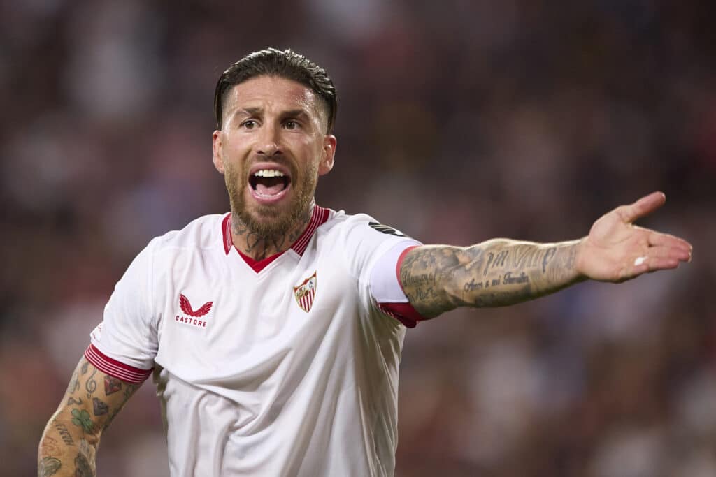 Sergio Ramos con la playera de Sevilla