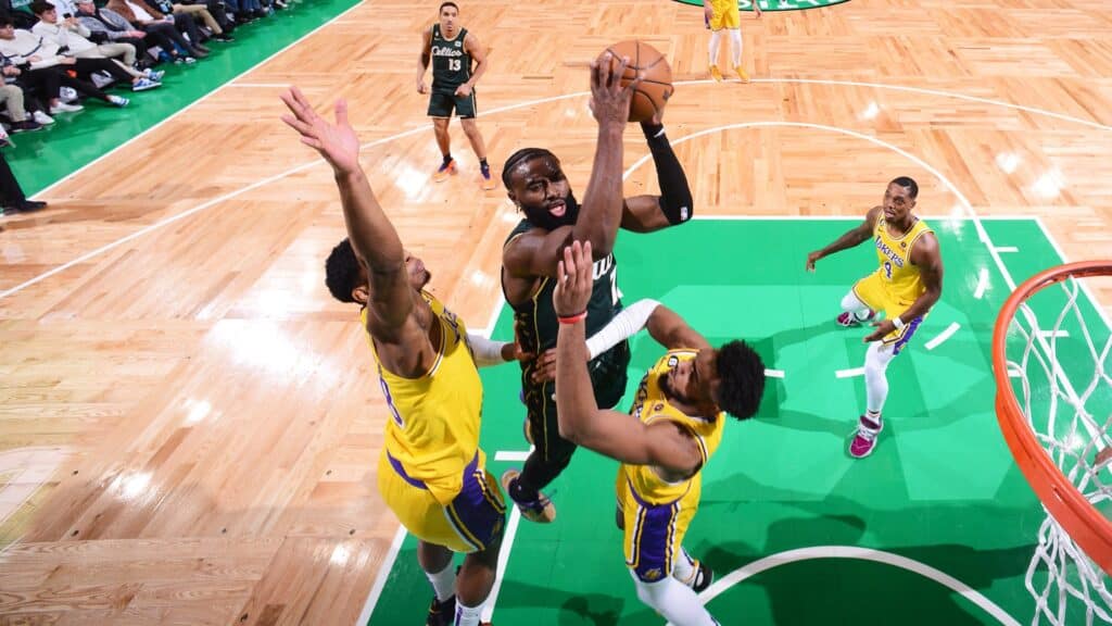 Los Ángeles Lakers vs Boston Celtics será uno de los partidos especiales que tendrá la jornada de viernes de la NBA.