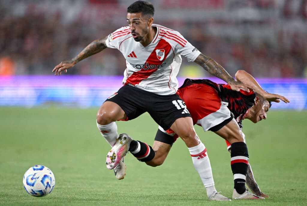 La mala noticia para River en Mendoza: Se lesionó Manuel Lanzini. (Photo by Luis ROBAYO / AFP)