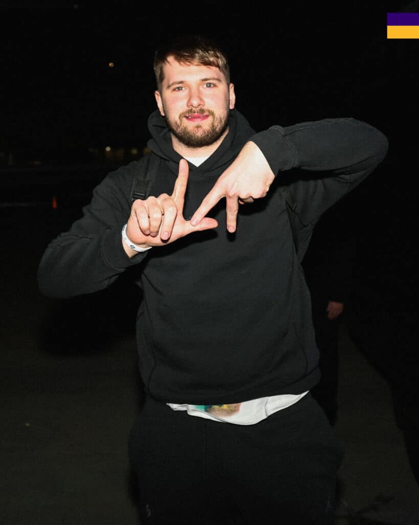 Luka Doncic, haciendo el gesto de LA cuando apenas pisó Los Ángeles.