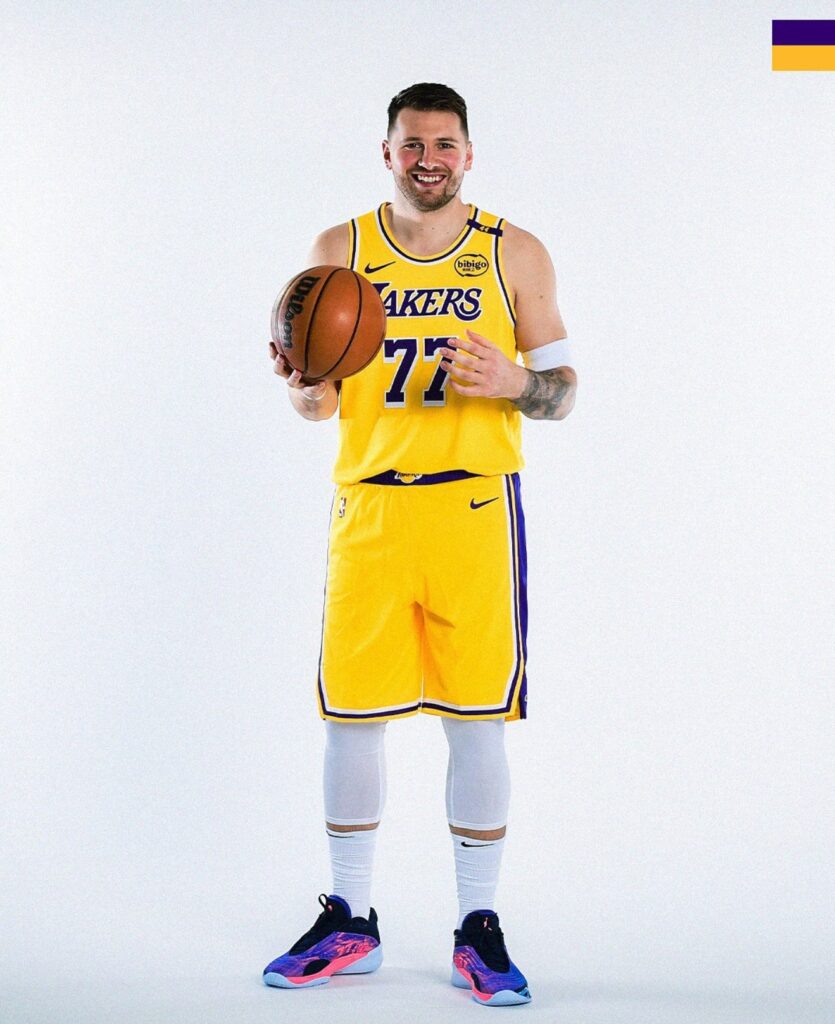 Luka Doncic, con la #77 de los Lakers.