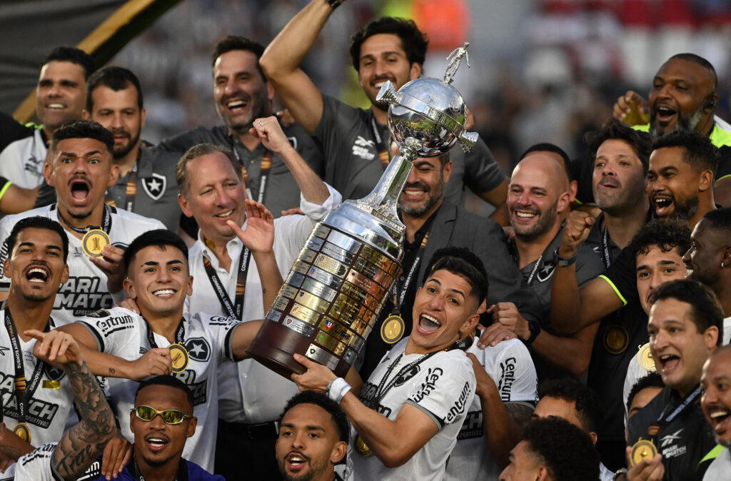 Copa Libertadores: Botafogo es el ultimo monarca del trofeo mas importante del continente americano. Dee aquel plantel, mucha de sus piezas no se encuentran. (Photo by Luis ROBAYO / AFP) (Photo by LUIS ROBAYO/AFP via Getty Images)