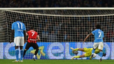 Santiago Giménez fallando el penal ante Napoli.