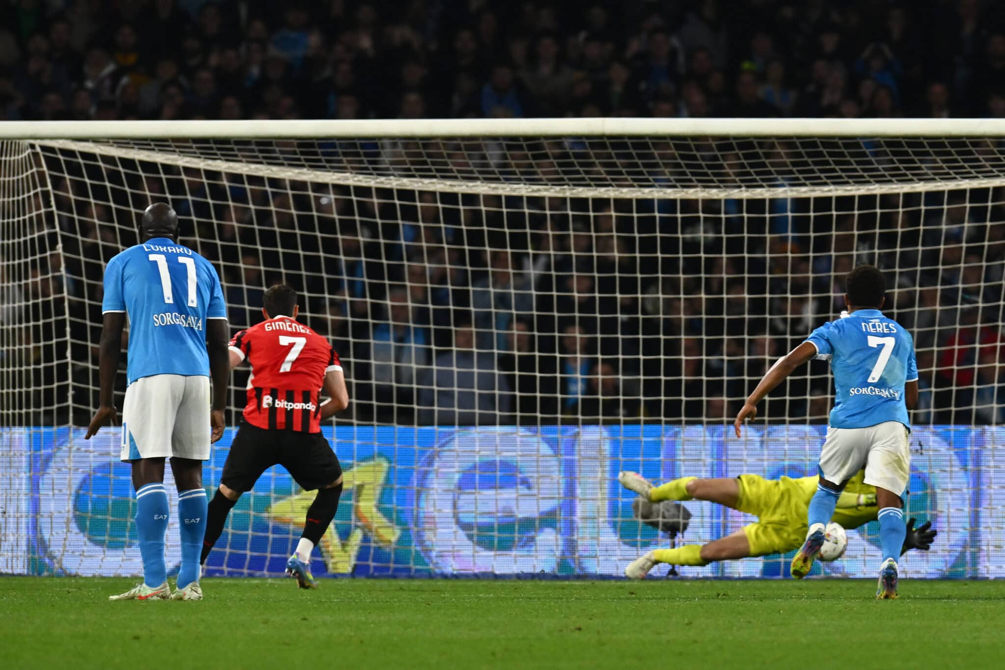 Santiago Giménez fallando el penal ante Napoli.