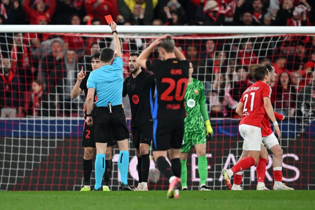 Pau Cubarsí expulsado vs Benfica. Foto: Getty Images.