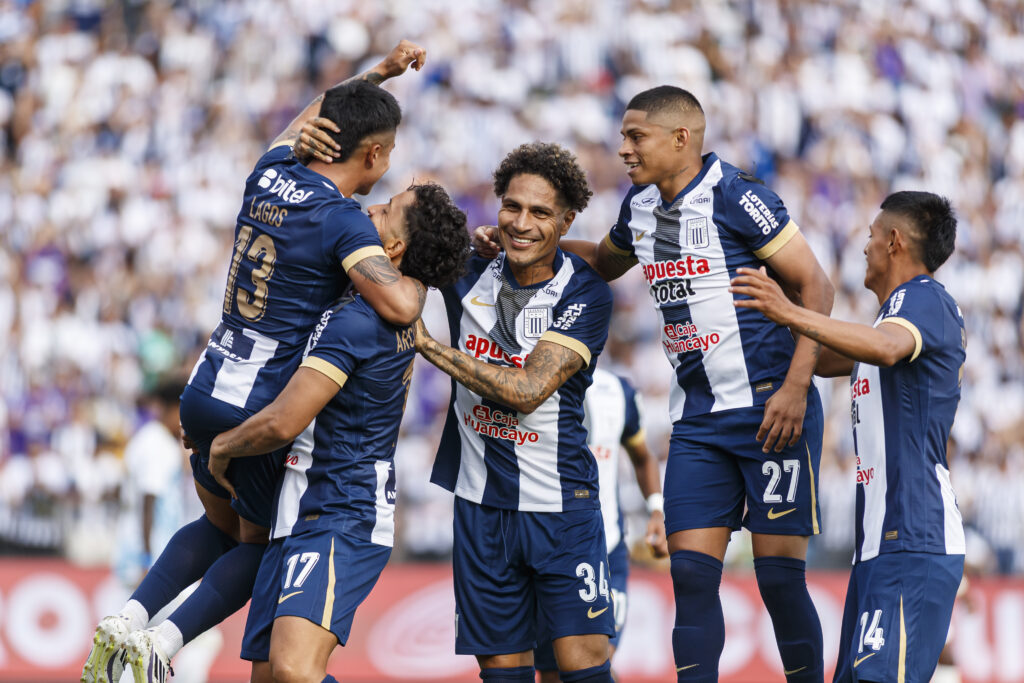 Alianza Lima viene de lograr un épico empate en Brasil, ya que perdían por 2-0 a pocos minutos del final.(Photo by Martín Fonseca/Eurasia Sport Images/Getty Images)