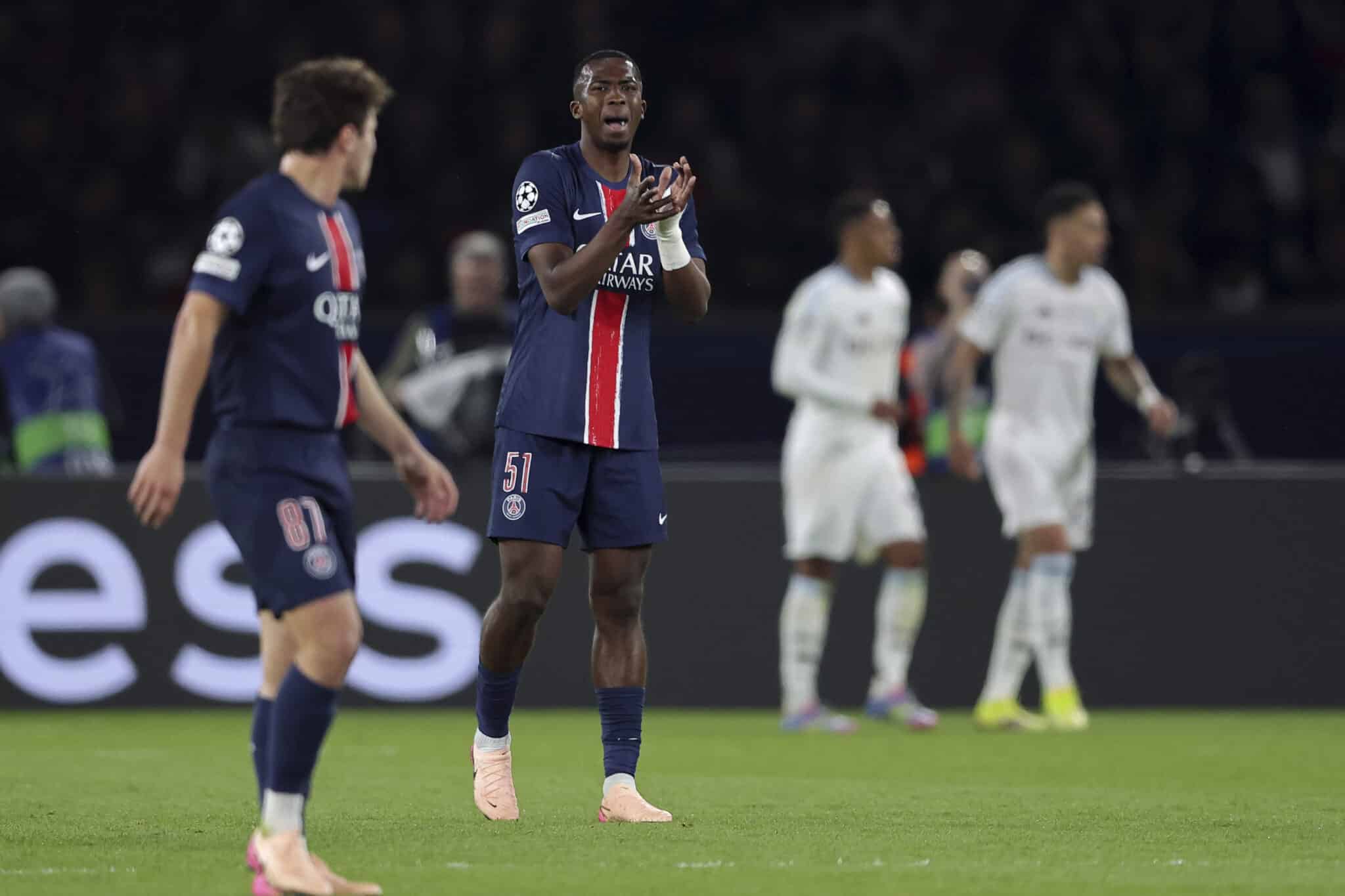 Que pasó con Willian Pacho: Por qué es suplente en el PSG vs Auxerre (