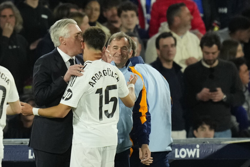 Carlo Ancelotti dirige su último encuentro de visitante con el Real Madrid. (Photo by Jose Breton/Pics Action/NurPhoto via Getty Images)