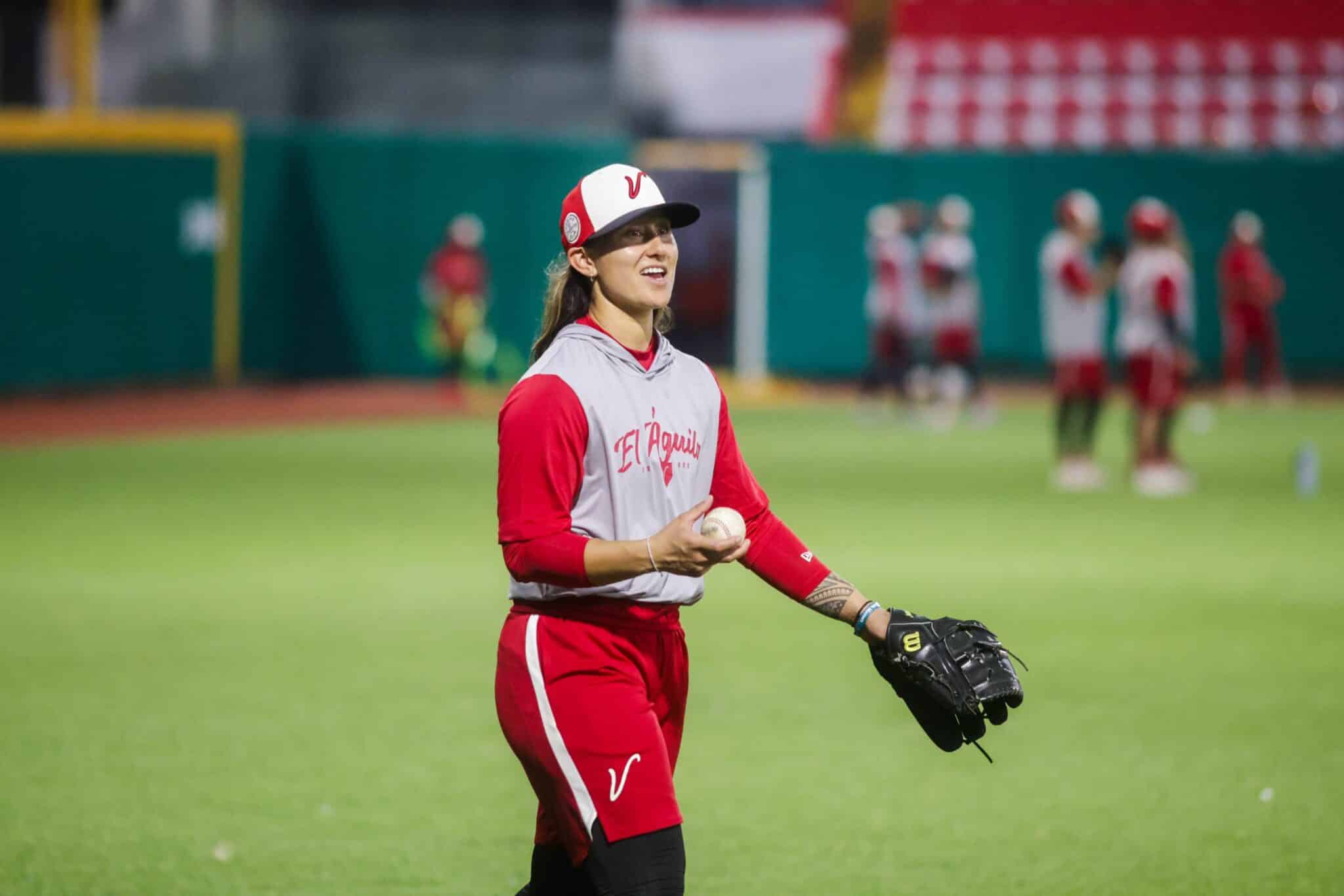 Kelsie Whitmore, la primera mujer que puede hacer historia en la LMB.