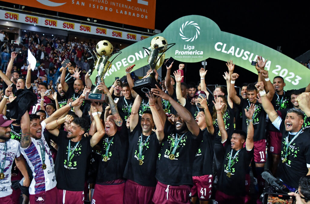 Alajuelense vs Saprissa: los visitantes van por un nuevo titulo. (Photo by EZEQUIEL BECERRA/AFP via Getty Images)