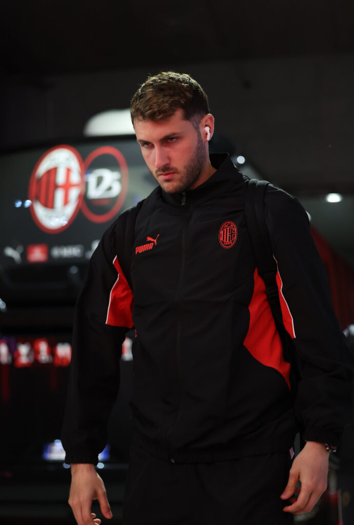Santiago Giménez busca su primer titulo con la camiseta del Milán. (Photo by Claudio Villa/AC Milan via Getty Images)