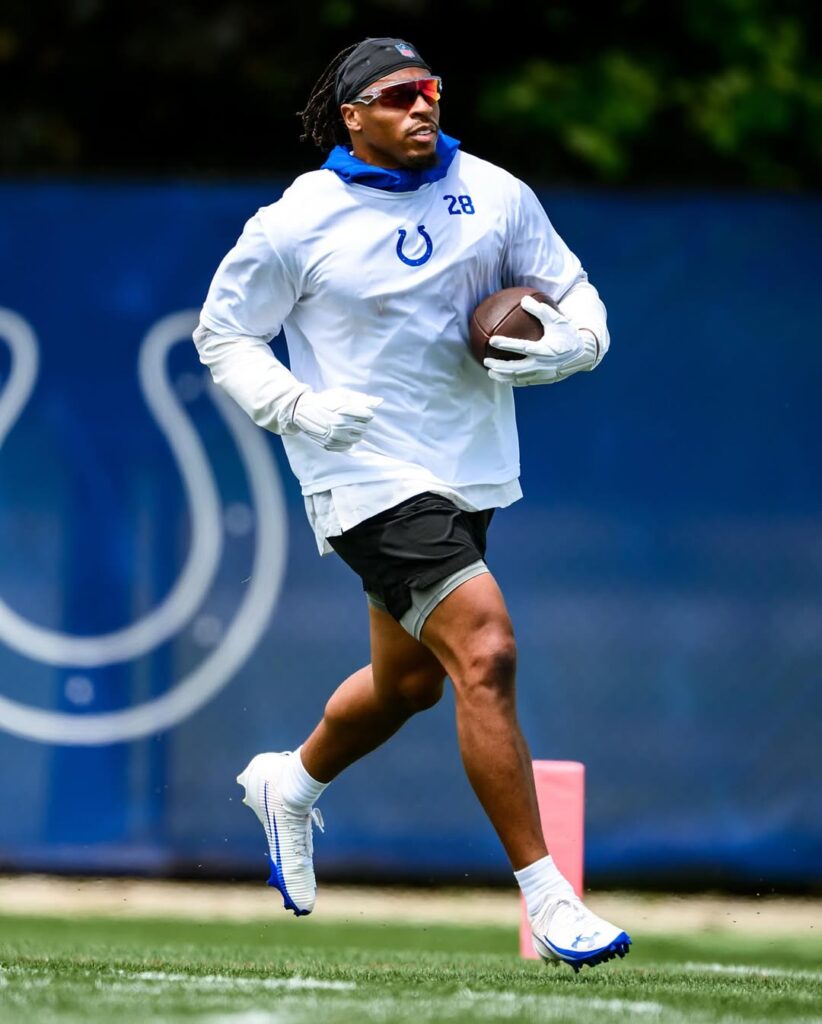 En plena pretemporada, Indianápolis Colts sufrió la muerte de su dueño. 