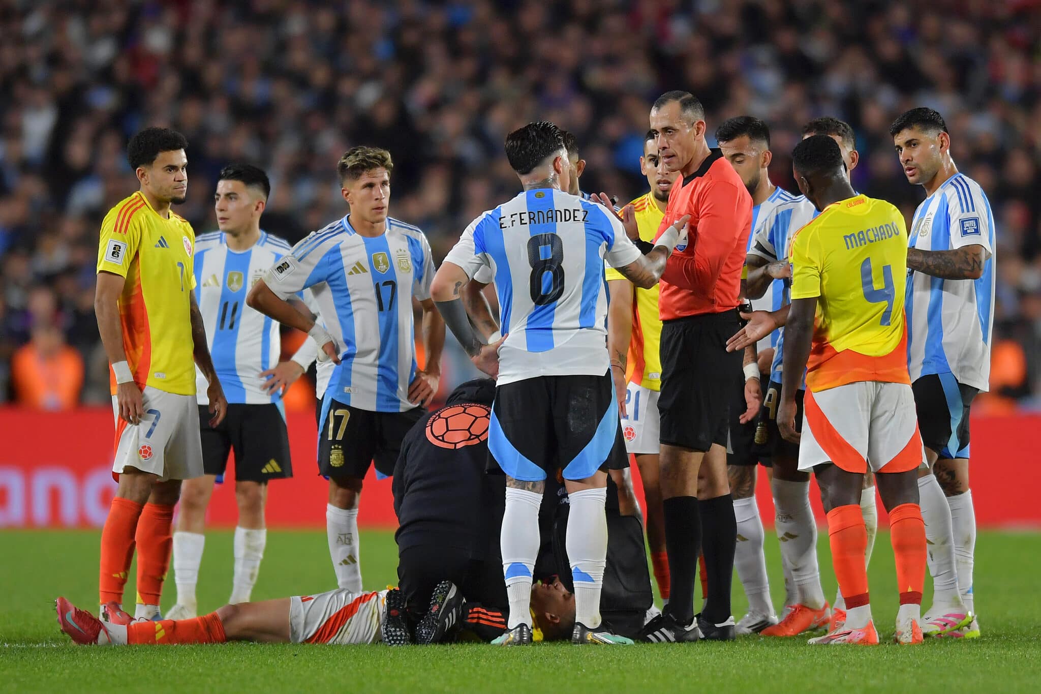 Enzo Fernández hoy expulsado en Argentina vs Colombia