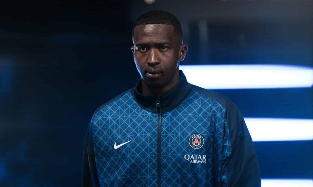 PSG hoy: el mismísimo Luis Enrique ha destacado la baja de Pacho, debido a su importancia en el plantel. (Photo by Jose Breton/Pics Action/NurPhoto via Getty Images)