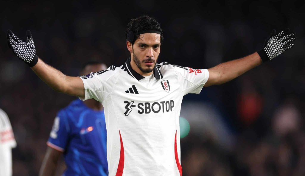 Raúl Jiménez va por el triunfo. (Photo by Ryan Pierse/Getty Images)