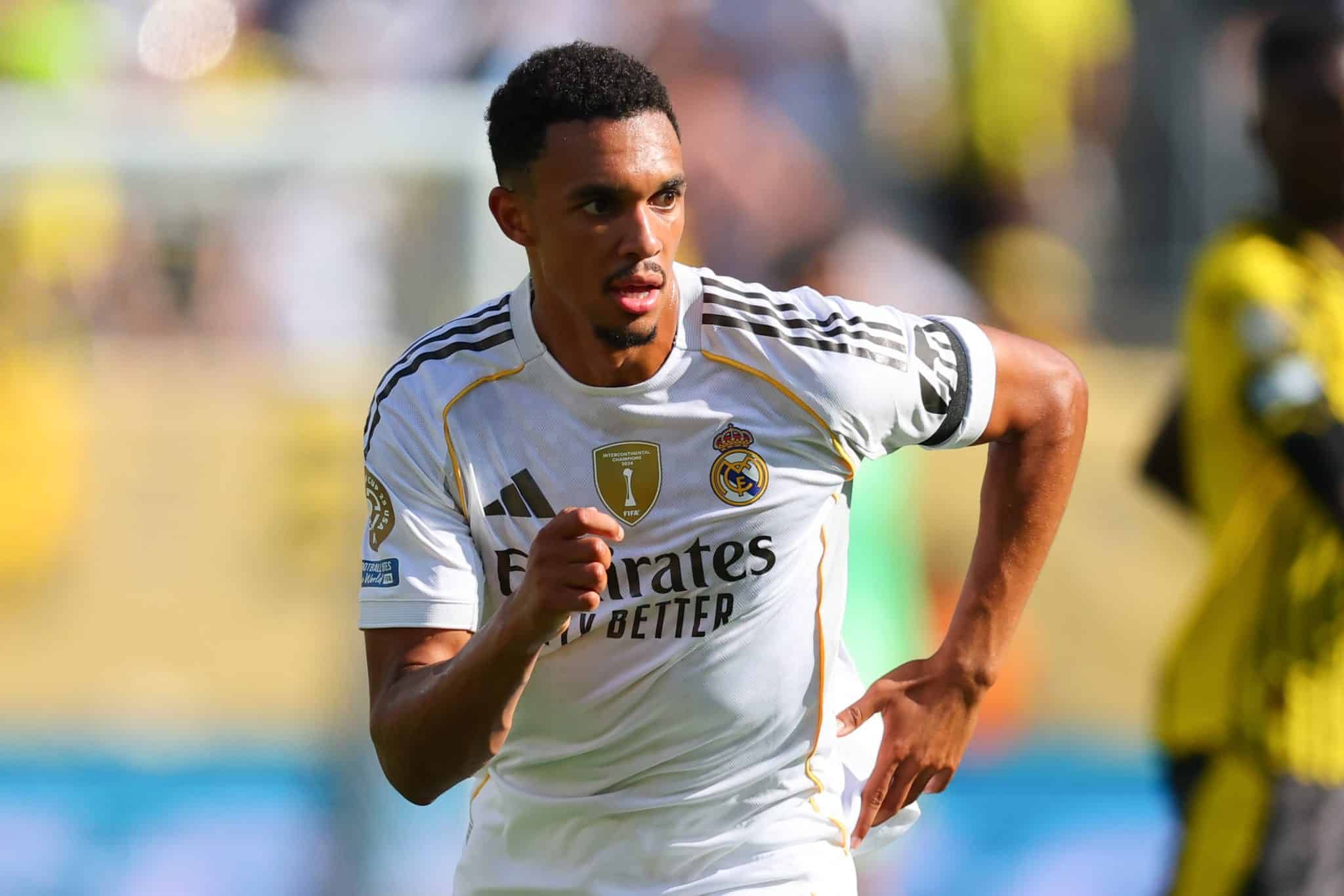 Que pasó con Alexander-Arnold: Por qué es suplente en el Real Madrid