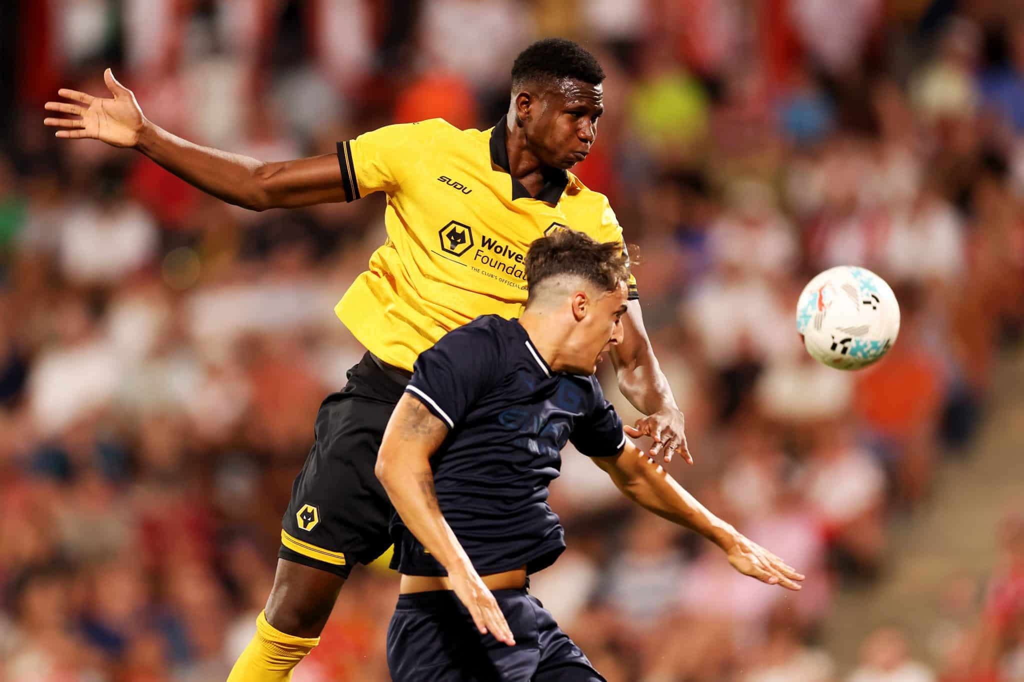 Yerson Mosquera, estará desde el banco en Wolves vs Evertón