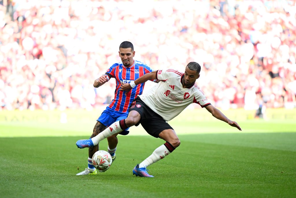 Cómo jugó Daniel Muñoz ante Liverpool: gran partido y campeón de la Community Shield