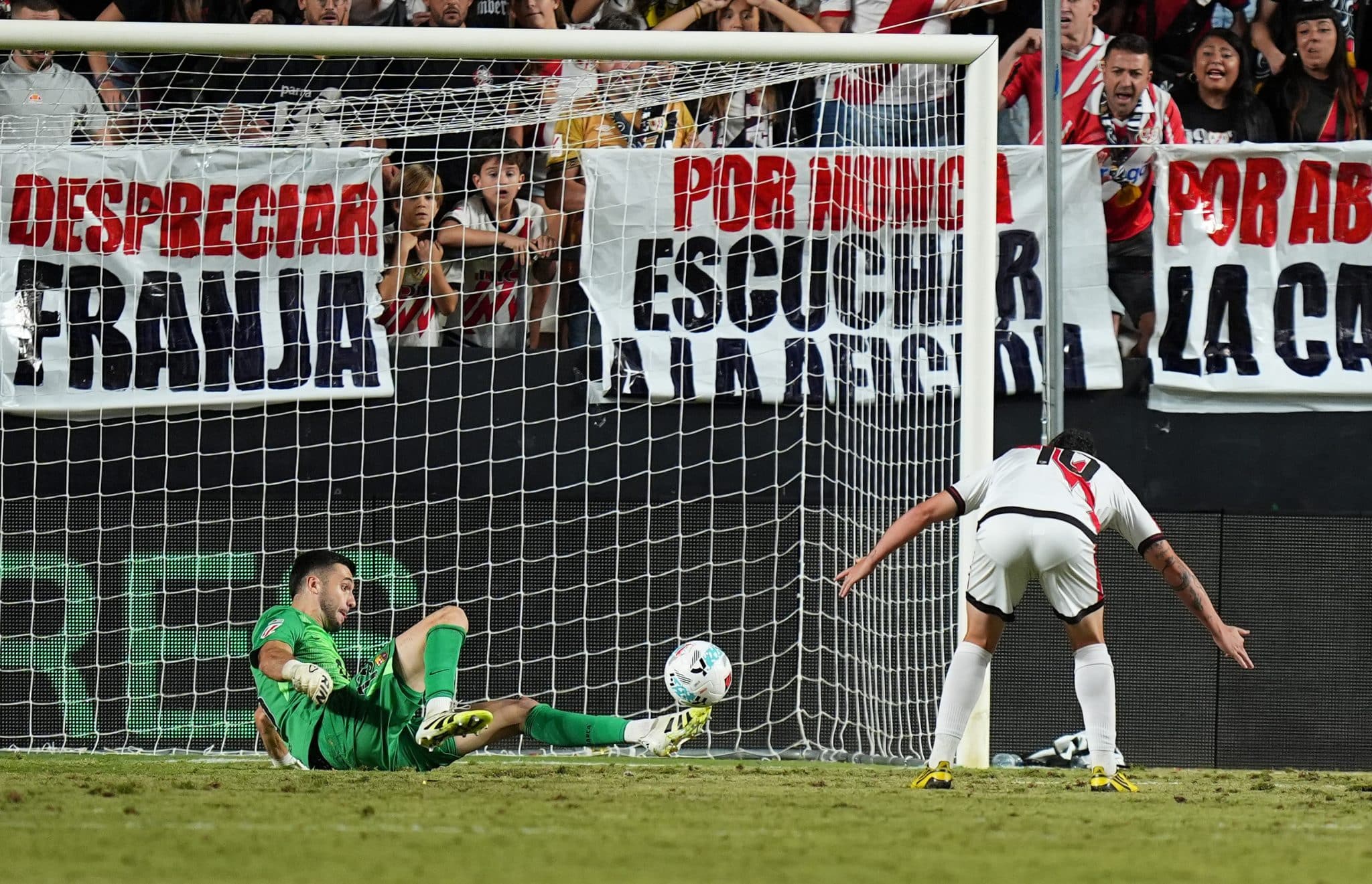 Joan García vs Rayo Vallecano: Cuántas atajadas tuvo el arquero del Barcelona