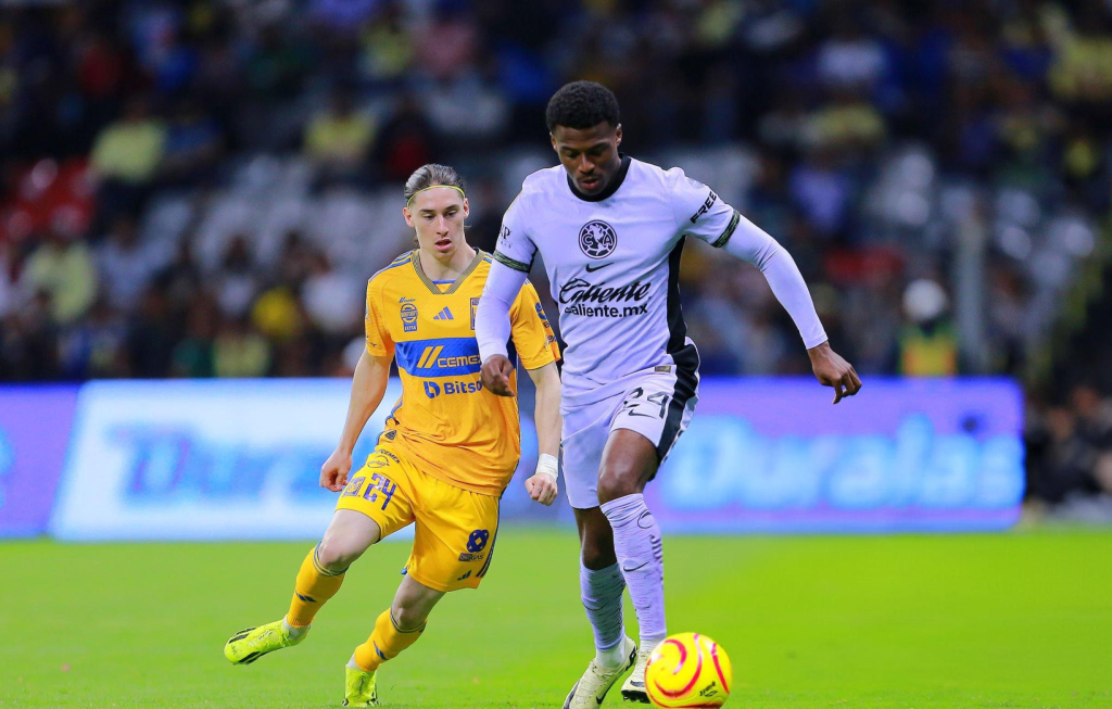 Javairo Dilrosun enfrentando a Tigres UANL en 2024