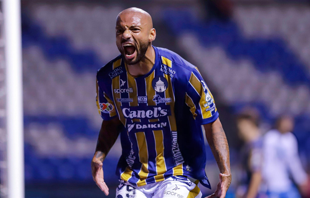 Joao Pedro ante Puebla con San Luis festejando un gol