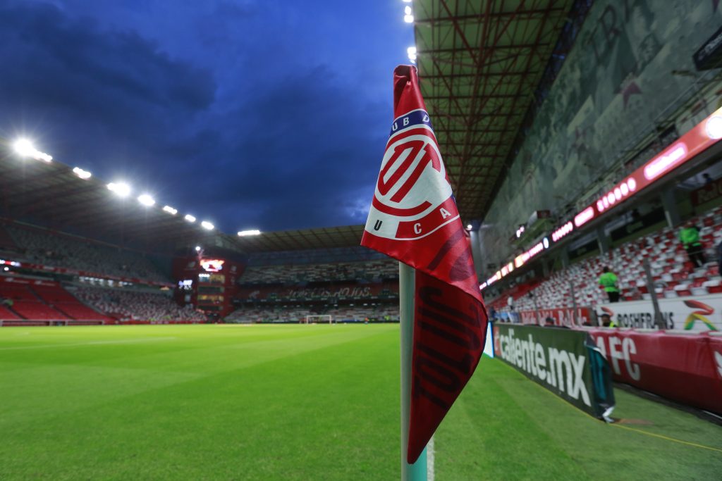 La naturaleza es protagonista en el Toluca vs Monterrey. (Photo by Jonathan Mondragon/Jam Media/Getty Images)