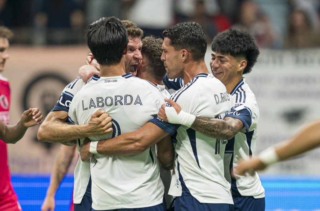 Thomas Muller junto a Kenji Cabrera. (Photo by Rich Lam/Getty Images)