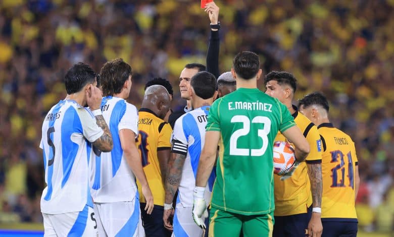 Nicolás Otamendi expulsado Argentina vs Ecuador
