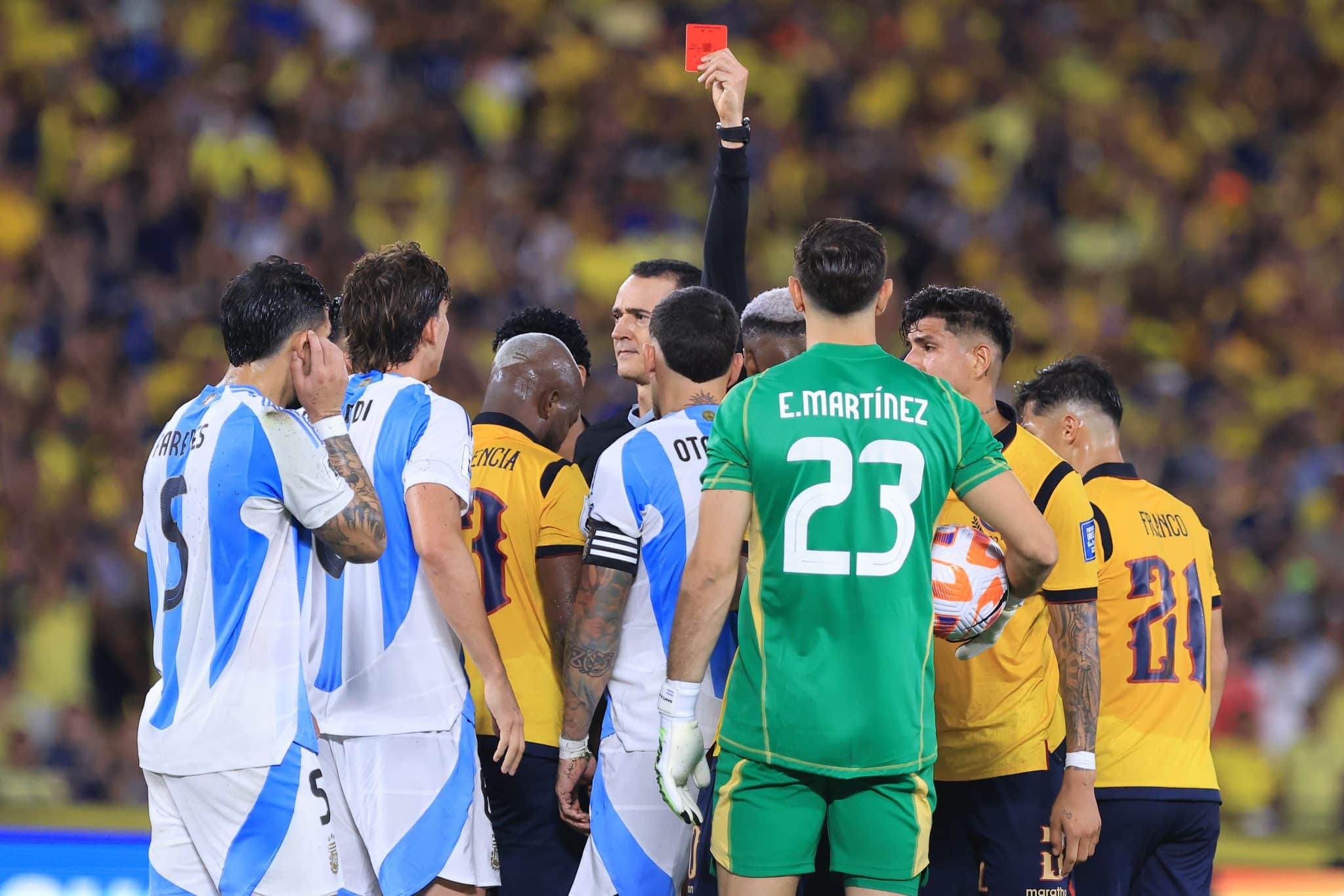 Nicolás Otamendi expulsado Argentina vs Ecuador