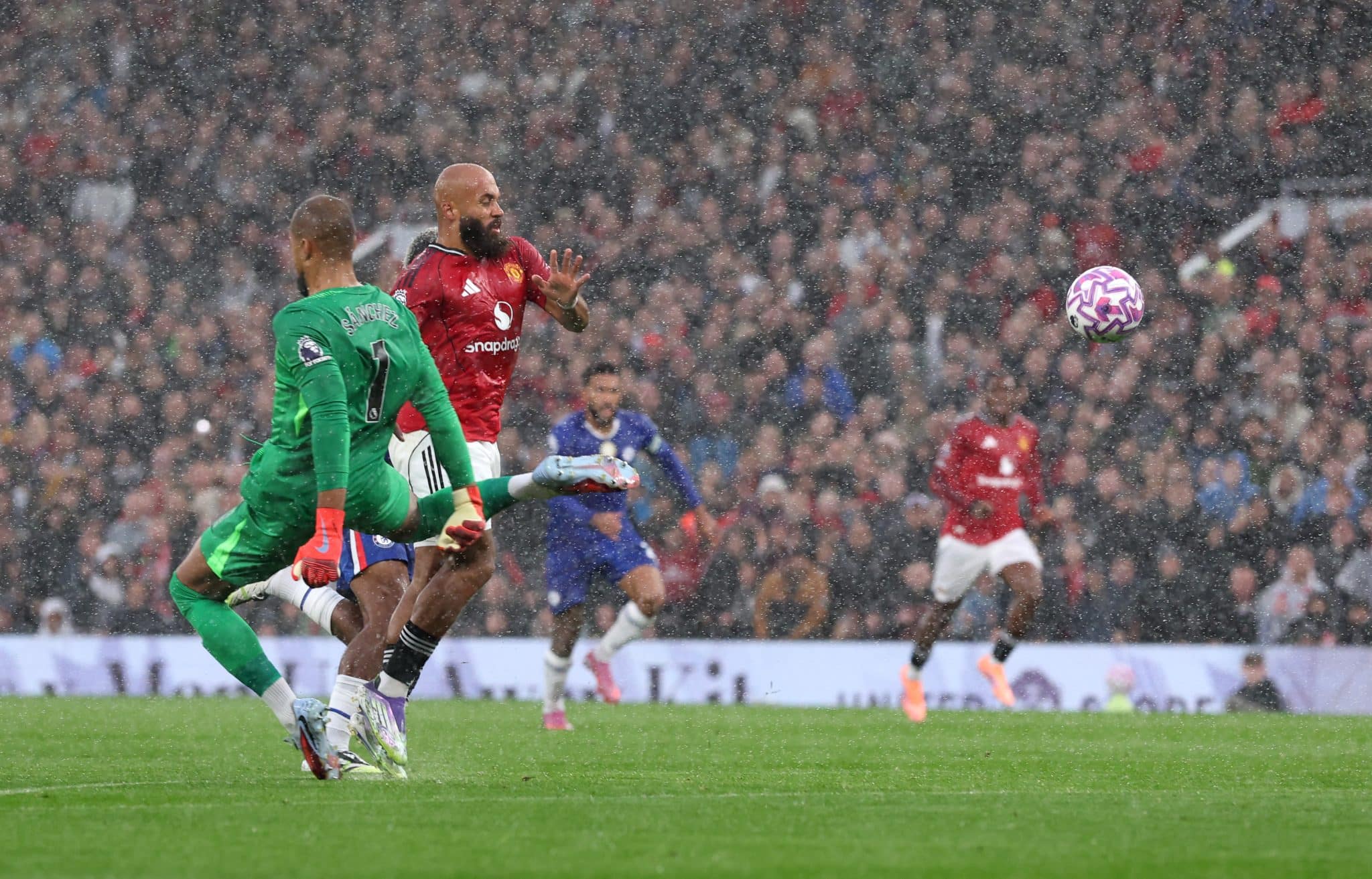 Patadón y roja para Robert Sánchez en el duelo entre Manchester United vs Chelsea. (Getty Images)