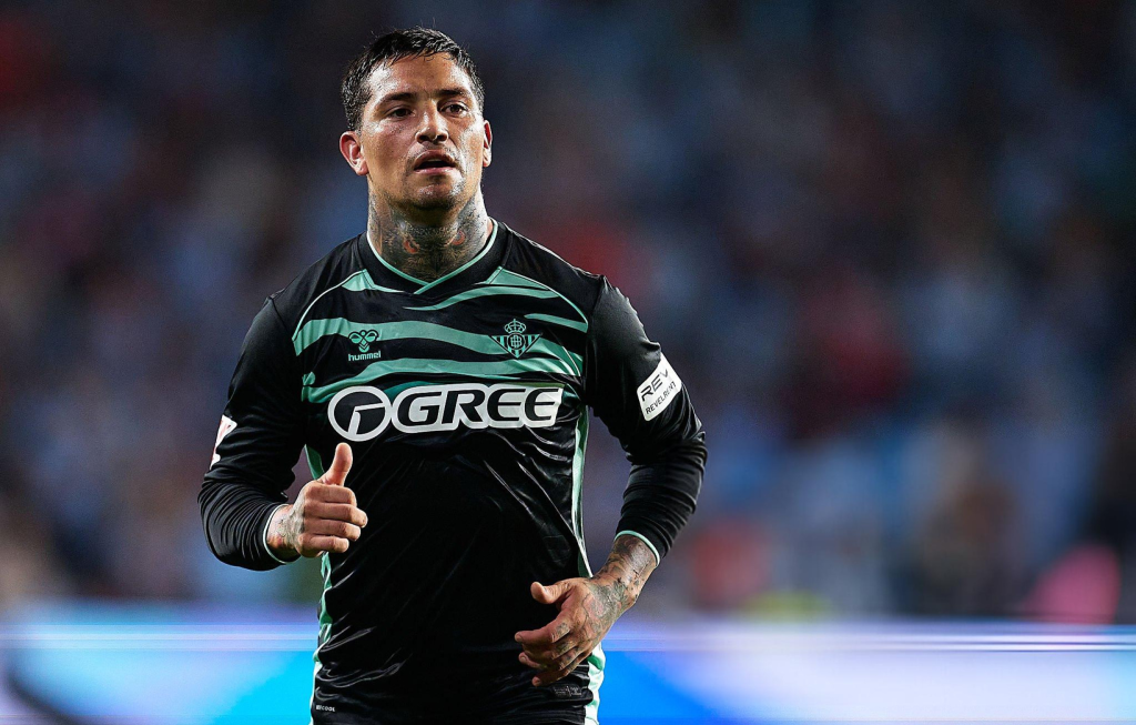 Chimy Ávila jugando para el Real Betis en 2025